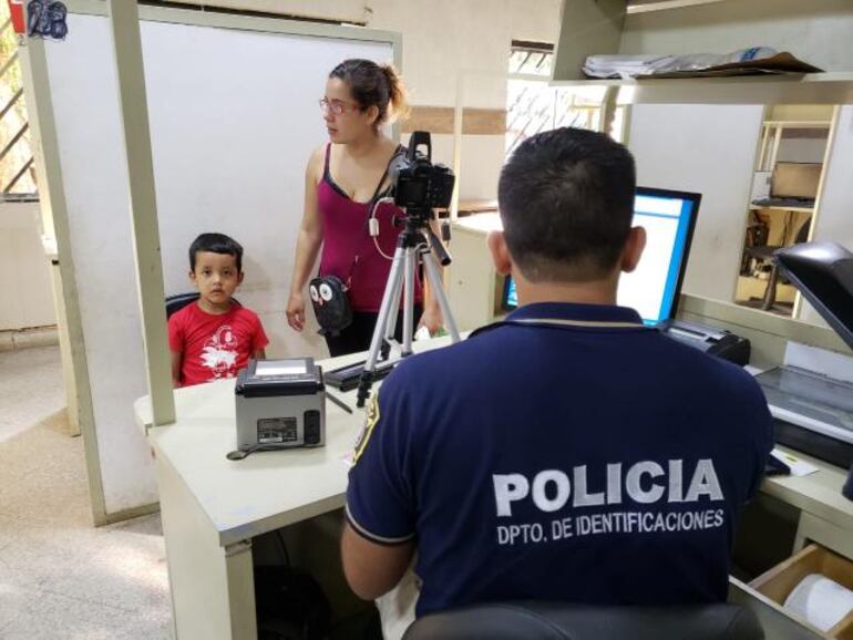 Peinaditos y prolijos, los niños son llevados por sus padres para hacerse su primera cédula.