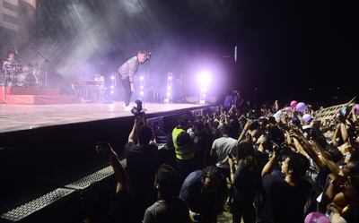 Momento en que el vocalista de Keane, Tom Chaplin, compartía de cerca con el público que se congregó en el Jockey Club.