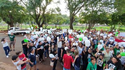 Con globos verdes y blancos adornando el cielo, pobladores de la zona empatizaron con el dolor inimaginable de la familia de la niña Naydelin; Minga Guazú está de luto y declararon tres días de duelo.