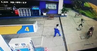 El asalto quedó registrado en las imágenes de seguridad.