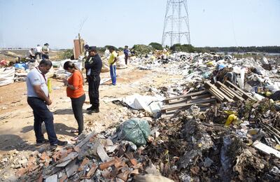 Autoridades de la Comuna y del Mades, con acompañamiento policial,  intervinieron el vertedero clandestino que se puede divisar a plena luz del día desde la rotonda al final de la Costanera Norte. Conversaron con recicladores.