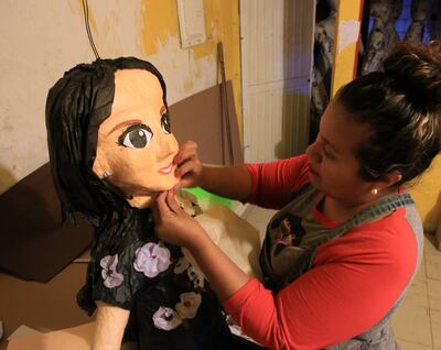 Silvia Abilene fabrica piñatas con la imagen de Sarita, hija del cantante José José, en un taller de Ciudad juárez, en el estado de Chihuahua (México).