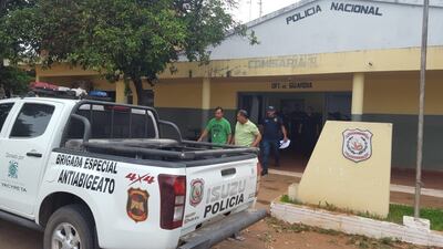 Los dos detenidos al momento de su traslado.