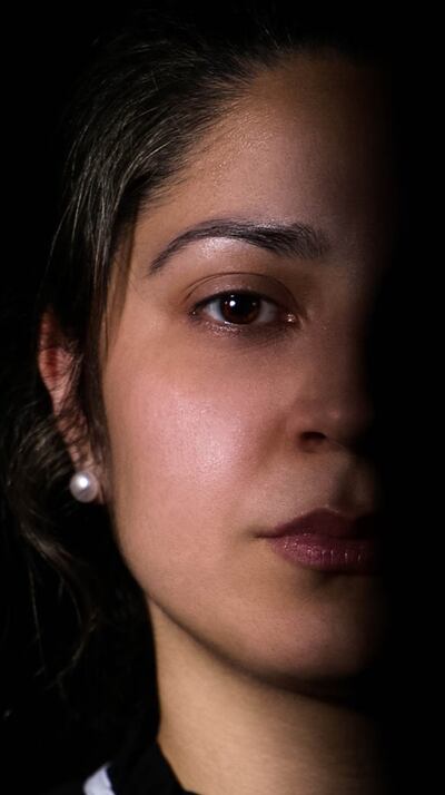 Dulce Pérez en el afiche del cortometraje “Carla”, que presenta la tragedia que envuelve a tres hermanas.