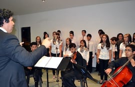 el-director-de-la-escuela-de-musica-jose-arzamendia-dirige-a-sus-alumnos-durante-el-concierto-de-gala-que-se-desarrollo-el-sabado--203009000000-563655.jpg