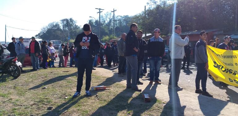 Exigen el cobro de salarios por el BNF.