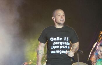 "Calle 13 pregunta: ¿Qué pasó en Curuguaty?" decía el logo de la remera con la que Residente, uno de los miembros del conjunto, salió al escenario del Club Sport Colombia, en el 2014.