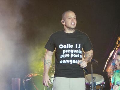 "Calle 13 pregunta: ¿Qué pasó en Curuguaty?" decía el logo de la remera con la que Residente, uno de los miembros del conjunto, salió al escenario del Club Sport Colombia, en el 2014.