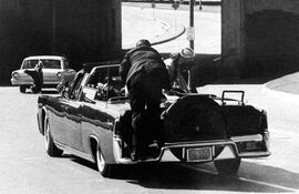 clint-hill-fue-el-agente-del-servicio-secreto-que-salto-a-la-limusina-tras-el-atentado-contra-john-f-kenendy-archivo-210509000000-485247.jpg