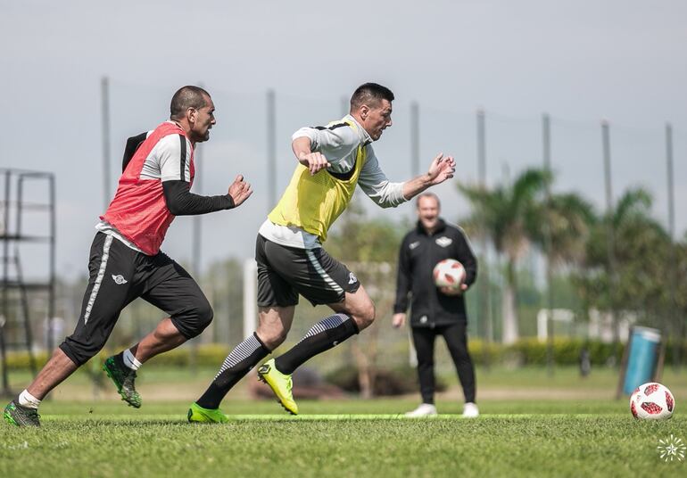 Dos históricos que siguen entrenando fuerte en Libertad: Paulo da Silva (39) y Óscar Cardozo (36).