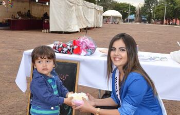 la-electa-reina-de-misiones-maria-del-mar-quinonez-durante-la-campana-de-recoleccion--220230000000-1474157.jpg