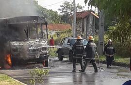 bomberos-voluntarios-de-mariano-roque-alonso-lanzan-chorros-de-agua-contra-el-omnibus-para-apagar-las-llamas--234440000000-1802335.jpg