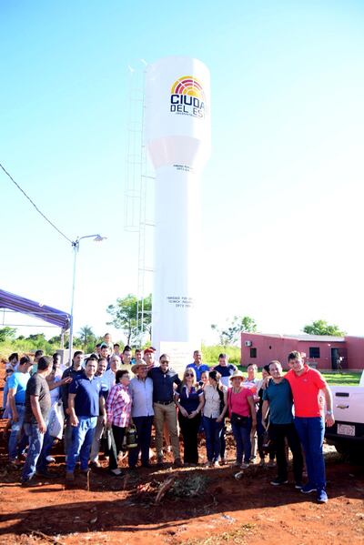 Autoridades comunales y pobladores del barrio Ciudad Nueva, Calle 2000, durante la inauguración de la obra.