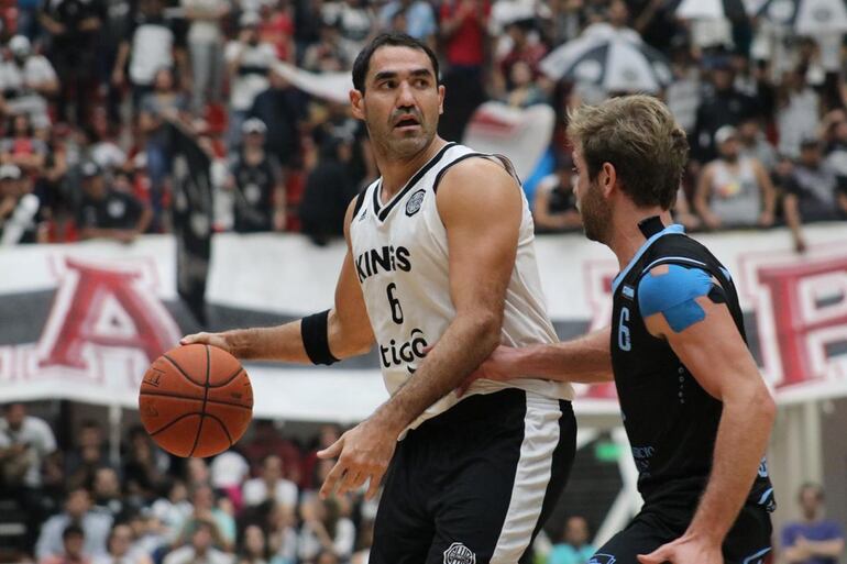 Javier Martínez (i) anunció su retiro del basquetbol.