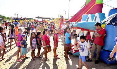 Decenas  de niños esperan su turno para subir a los globos locos instalados ayer para el festejo en el patio del vertedero de Cateura. Antes, disfrutaron de una rica merienda, y el agasajo terminó con la entrega de regalos.