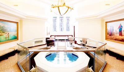 Esta es la sala de bautisterio. Consta de una piscina en donde se realiza el bautismo.