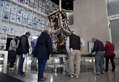 Visitantes observan parte de la antena de televisión que se encontraba en el World Trade Center's, y que se exhibe en el Newseum, que cerrará sus puertas el martes 31.