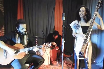 La cantante, compositora y contrabajista Natalia Mendoza en el video de “Tamora’e”.