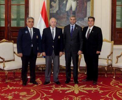 Édgar Molas, titular de la Comisión Deportiva; Dr. Hugo Mersán, presidente del Touring; el mandatario Mario Abdo Benítez y Luis Weiler, directivo del Touring, ayer en el Palacio de López.
