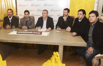 cynthia-vinuales-raul-reynoso-miguel-rojas-luis-casse-martin-lebrero-juan-dotto-y-alejandro-xifra-ayer-durante-la-reunion-de-prensa-por-el-lan-225511000000-1357296.jpg