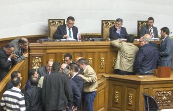 la-oposicion-de-venezuela-finalmente-separo-del-cargo-a-tres-diputados-para-que-sus-decisiones-tengan-validez-la-asamblea-nacional-esta-liderada-por-194917000000-1420020.jpg