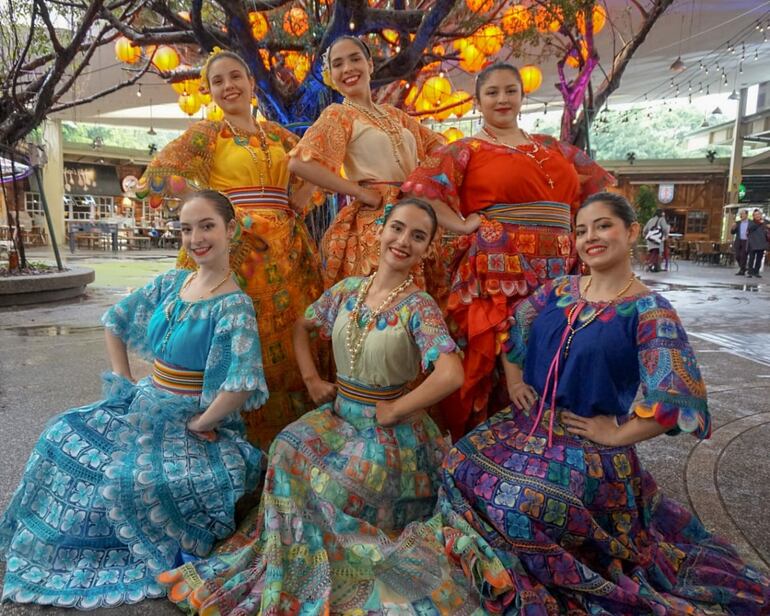 Ataviadas con trajes típicos, las integrantes del elenco de danza de estudiantes paraguayas en Taiwán.