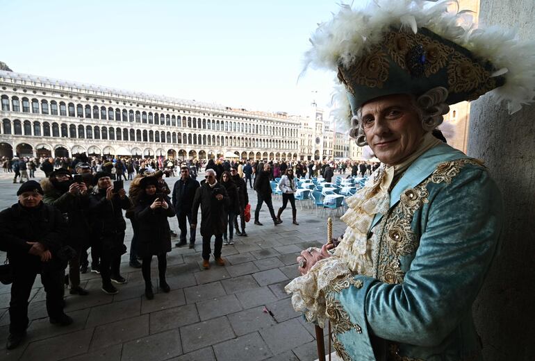 Enigmáticos seres enmascarados recorren desde este sábado el centro histórico de Venecia.