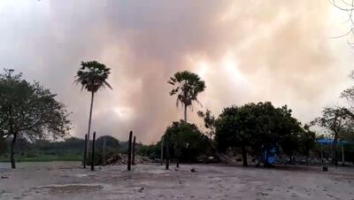 La densa humareda del incendio del pantanal paraguayo se podía divisar desde varios kilómetros en Bahía Negra.