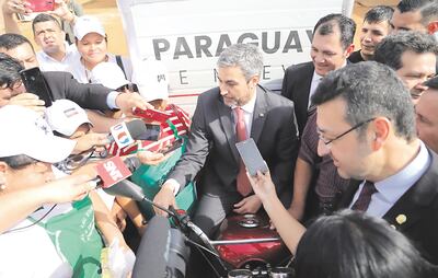 El presidente Mario Abdo Benítez inauguró en el 2019 obras, entregó aportes y becas pagadas con el cuestionado gasto social de las binacionales Itaipú y Yacyretá.