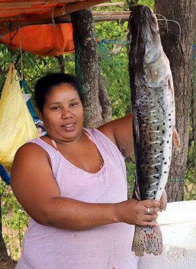 Ramona Rosalía con una presa de surubí lista par la venta.