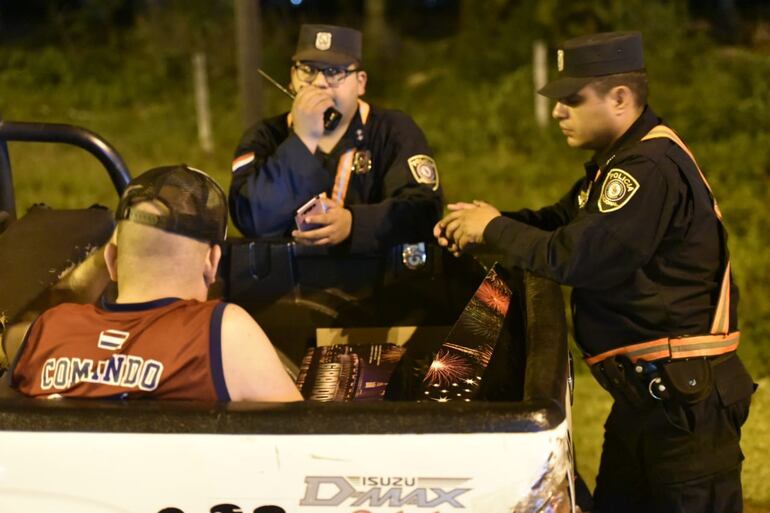 Hinchas de Cerro Porteño hicieron explotar bombas pirotécnicas en los alrededores del hotel donde están los jugadores de River Plate.