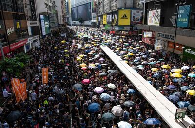 Miles de hongkoneses, en su mayoría jóvenes, salieron de nuevo ayer a las calles en defensa de sus libertades. (AFP)