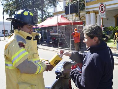 Muchos ya   están colaborando con los bomberos amarillos en su colecta anual, en coincidencia con su 41 aniversario.