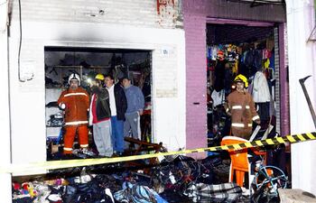 los-bomberos-voluntarios-tardaron-cerca-de-media-hora-en-sofocar-el-incendio-producido-en-el-mercado-de-ita--00547000000-1465956.jpg