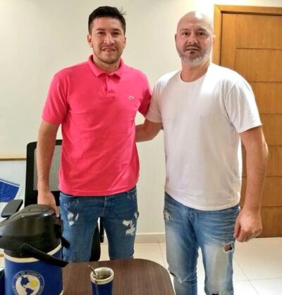 El arquero Víctor Centurión con el vicepresidente de Sol de América, Carlos Giagni, tras la firma del nuevo contrato.