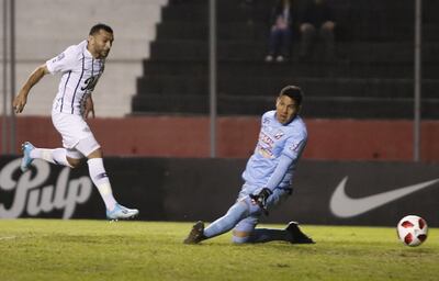 Antonio Bareiro puntea la pelota y supera a Pablo Gavilán para convertirse en el primer gol de la noche en el Dr. Nicolás Leoz.