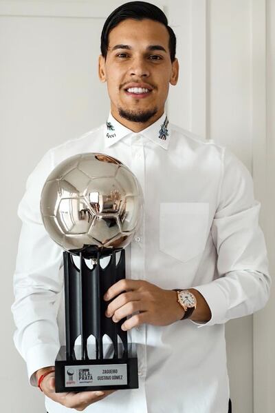 Gustavo Raúl Gómez Portillo (26 años), con su trofeo.