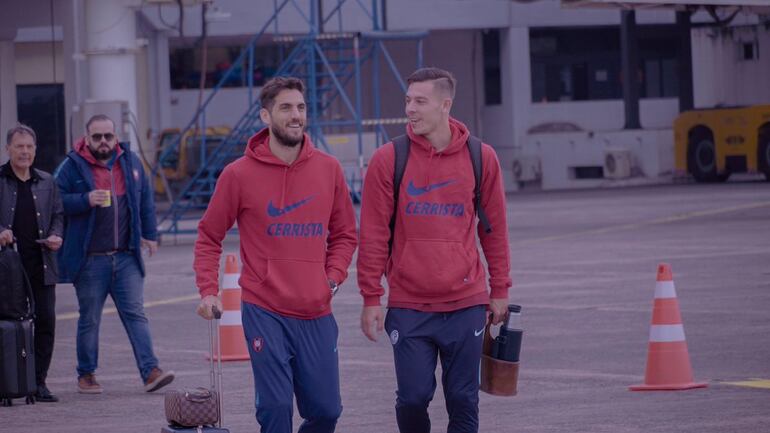 Con alegría: Los integrantes de la delegación del conjunto de Barrio Obrero compartieron sus sonrisas esta mañana antes de abordar.