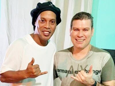 Ronaldinho Gaúcho y su compañero preso, Fernando González Karjallo. Ambos están en el cuadrilátero de la Agrupación.