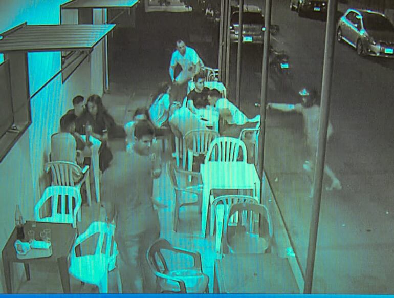 Momento exacto en el que el motoasaltante ataca a los clientes de la hamburguesería de Sajonia.