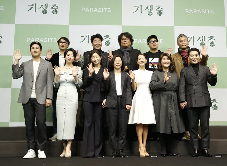 El director Bong Joon-ho, el elenco de actores y miembros del equipo de producción de "Parásitos" en una conferencia de prensa en Seúl.