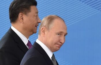 El presidente ruso Vladimir Putin y el presidente chino Xi Jinping caminan mientras asisten a una reunión del Consejo de Jefes de Estado de la Organización de Cooperación de Shanghai (OCS) (Imagen de archivo AFP)