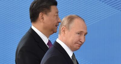 El presidente ruso Vladimir Putin y el presidente chino Xi Jinping caminan mientras asisten a una reunión del Consejo de Jefes de Estado de la Organización de Cooperación de Shanghai (OCS) (Imagen de archivo AFP)
