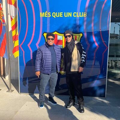 Ronaldinho junto a su hermano en la sede del club español.