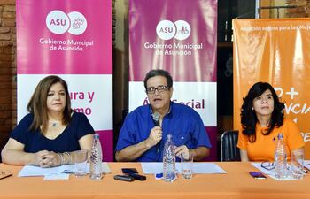 maria-eugenia-arce-de-la-comision-de-equidad-de-genero-vicente-morales-director-de-la-direccion-general-de-cultura-y-sady-ruiz-diaz-directora-de-201541000000-1520582.jpg