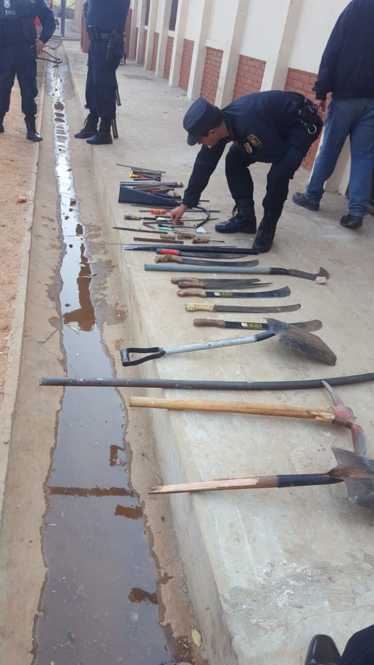 Armas blancas incautadas tras el motín en el Centro Educativo de Itauguá (CEI).