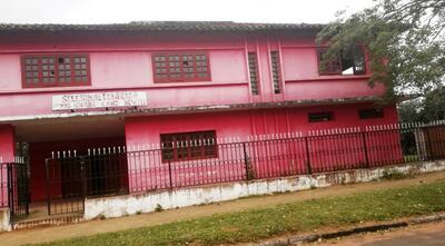 Estado de abandono de la Seccional de Quyquyhó (Paraguarí) con las puertas abiertas y vidrios rotos. El local partidario es usado como “reservado”, según denunciaron los vecinos.