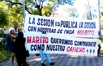 representantes-de-las-trabajadoras-del-sexo-se-manifestaron-ayer-a-la-manana-frente-al-senado--215753000000-1464164.jpg