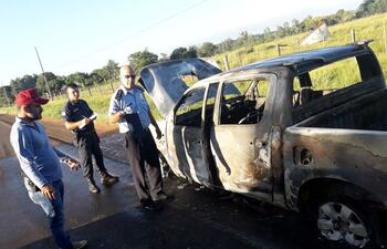 policias-de-capitan-bado-junto-al-rodado-incendiado--202315000000-1804848.jpg