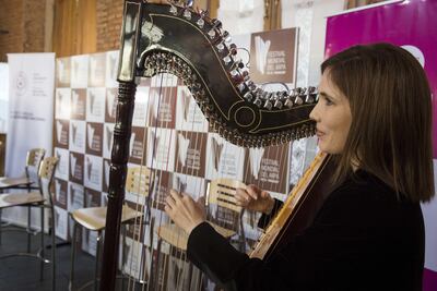 Una música toca el arpa durante la presentación de la XII Edición del Festival Mundial del Arpa, en Asunción. Fotografía cedida por la Secretaría Nacional de Cultura.